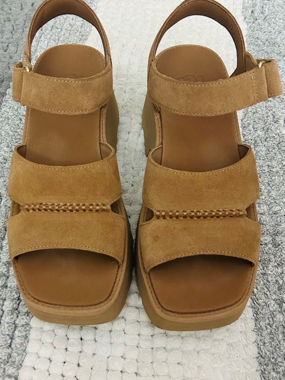 UGG Women's Tan Suede Platform Sandal. Size 9 - Picture 8 of 8